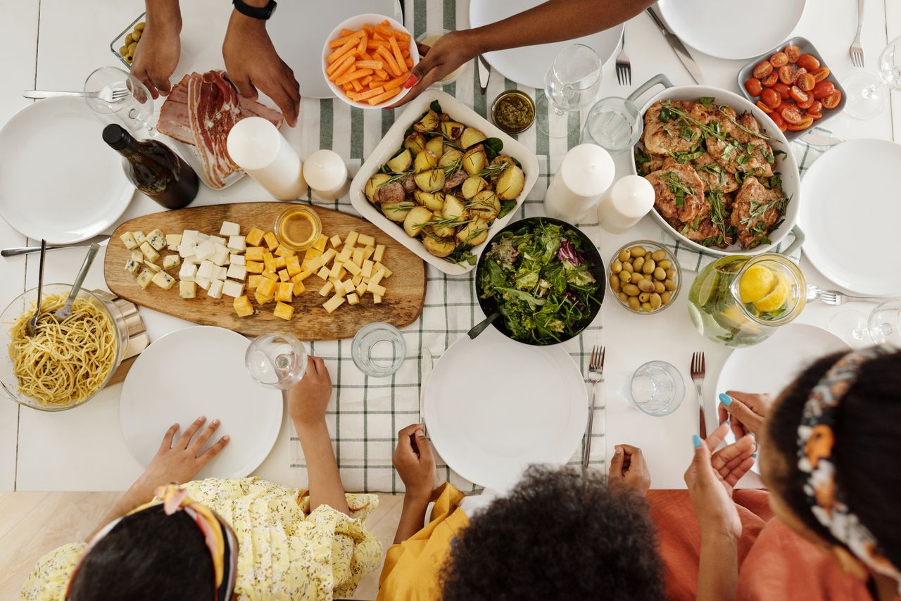 Study Explores Media Use During Family Mealtimes and Its Impact